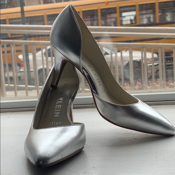 ANNE KLEIN - POINTY SILVER HEELS - Picture 5 of 8